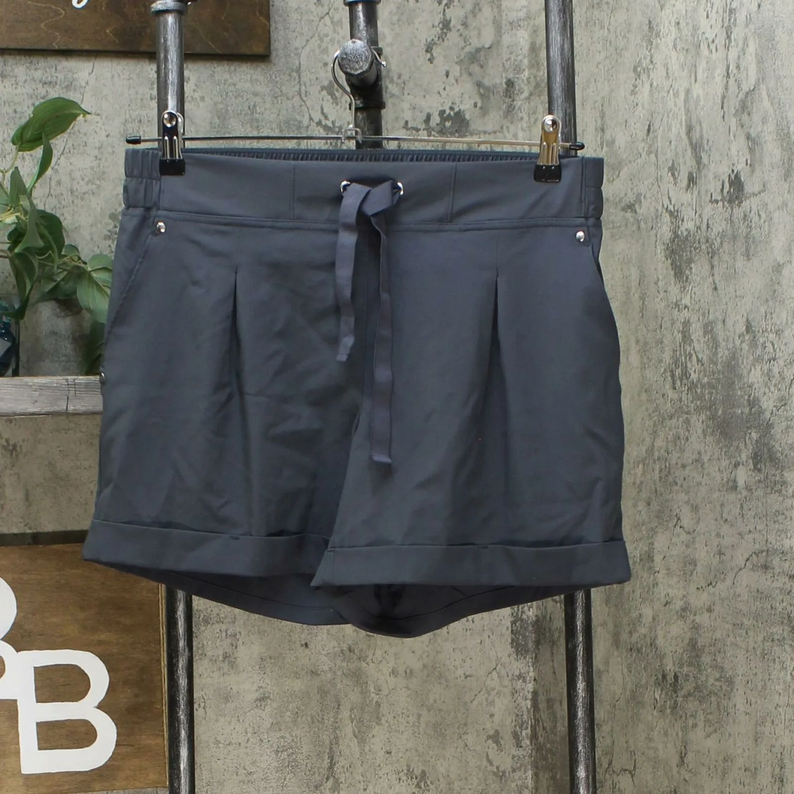 MPG Mondetta Performance Gear Women's Pleated Cuffed Travel Shorts