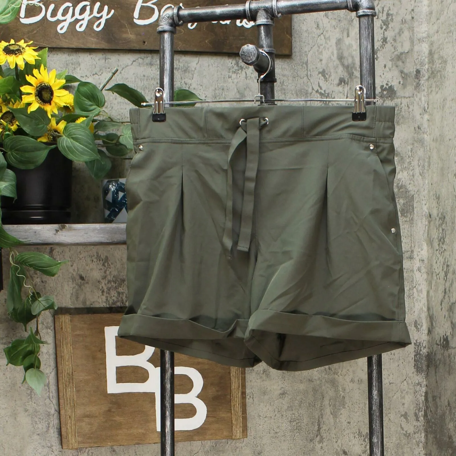 MPG Mondetta Performance Gear Women's Pleated Cuffed Travel Shorts