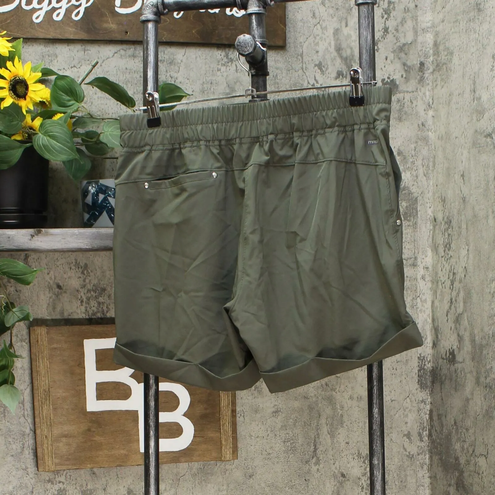 MPG Mondetta Performance Gear Women's Pleated Cuffed Travel Shorts