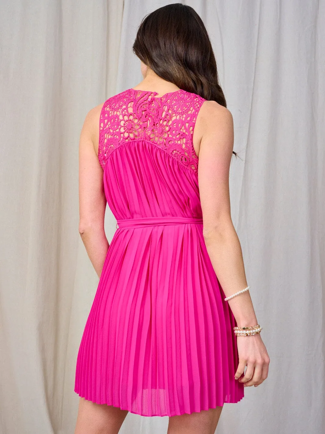 WOMEN'S SLEEVELESS SELF TIE CROCHET PLEATED MINI DRESS